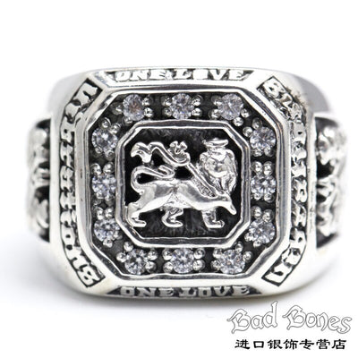 ring in silver with a lion and covered with precious stones